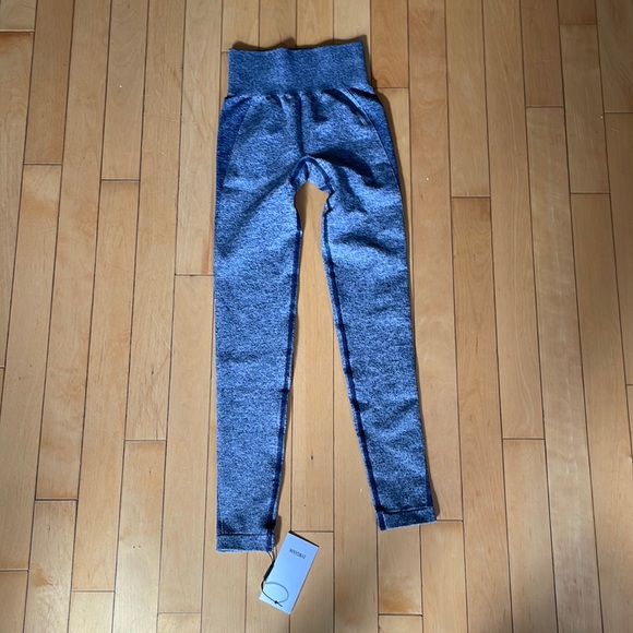 I am selling these gym shark leggings never worn still with tag - Picture 1 of 4